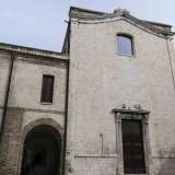 Passiamo ora dall�altro lato dell�atrio per ammirare la chiesa di San Francesco, la cui ristrutturazione � stata terminata solo alla fine dell�anno scorso. Si tratta di un edificio rifatto a partire dal 1511 e consacrato nel 1672 sui resti di una pi� antica chiesa trecentesca dedicata a Santa Caterina